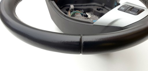 Многофункциональный руль Opel Corsa D серебристого цвета.