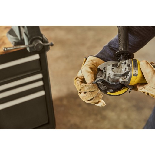 БЕСЩЕТОЧНАЯ ШЛИФОВАЛЬНАЯ МАШИНА STANLEY V20 125 мм SFMCG700B