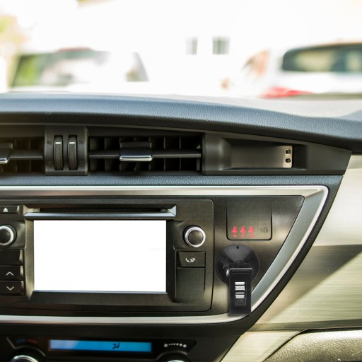 АВТОМОБИЛЬНЫЙ ЗАЖИМ С АВТОМОБИЛЬНЫМ ЗАЖИМОМ НА ПРИСОСКЕ, УСТАНОВЛЕННЫМ В АВТОМОБИЛЬ