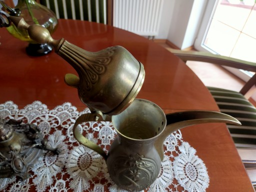 латунный кувшин