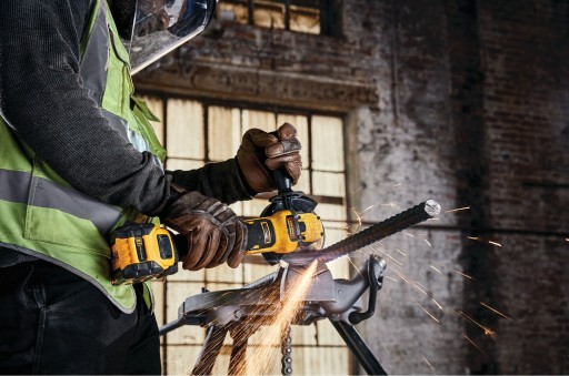 УГЛОВАЯ ШЛИФОВАЛЬНАЯ МАШИНА DEWALT DCG409VSNT 125 мм С РЕГУЛИРОВКОЙ