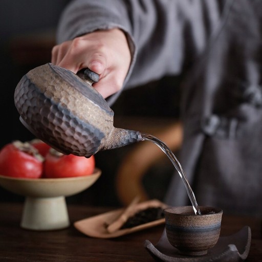 Японский керамический чайник кун ручной работы.