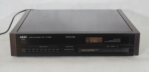 Akai AT-M659 хороший тюнер, бока деревянные.