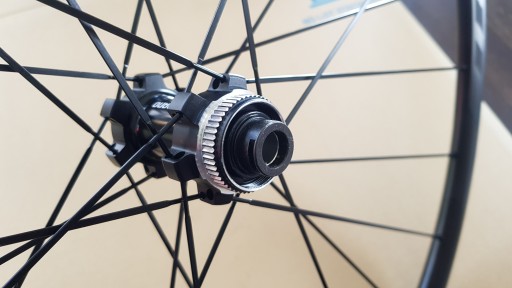 НОВОЕ переднее колесо Shimano W-RX31, жесткая ось, гравий