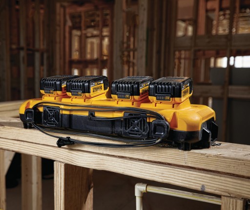 Зарядное устройство 4-портовое 10,8-18В 8А DeWalt DCB104 быстрое