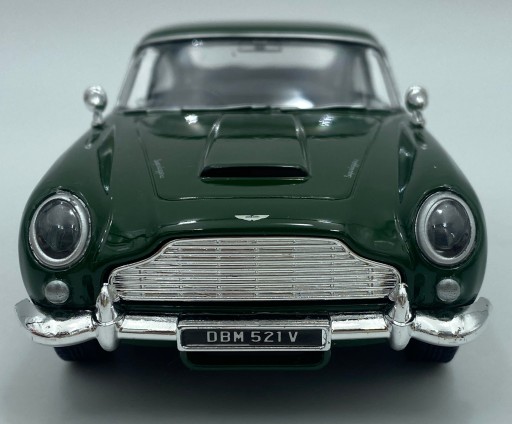Aston Martin DB5 1:24 модель Motormax 79375 зеленый