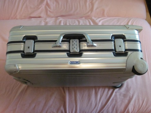 Средний алюминиевый чемодан Rimowa с 4 ключами.