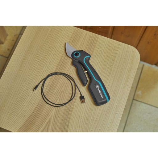 Аккумуляторные секаторы Gardena AssistCut USB 12222