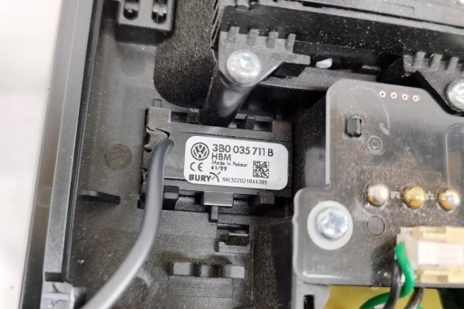 SKODA KAROQ NU7 Przednie wewnętrzne oświetlenie dachu 3V9867591A 1.5i 110kw