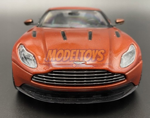 Aston Martin DB11 1:24 модель Motormax 79345 cinnebar orange