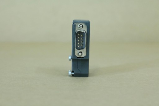 Металлический штекер для сетей PROFIBUS до 12 Мбит/с.