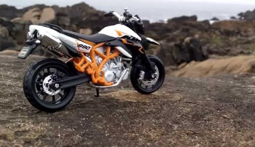 Модель мотоцикла KTM 990 Supermoto R 1:18 Bburago