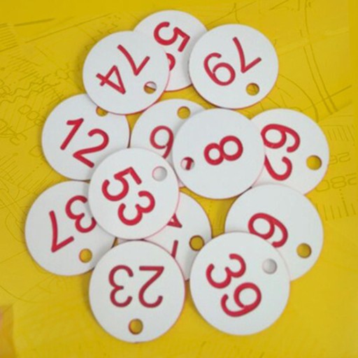 100 sztuk plastikowych numerowanych etykiet do bagażu, numery białe + czerwone słowo
