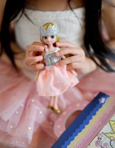 LALKA królowa Queen of the Castle 18 cm LOTTIE 3+