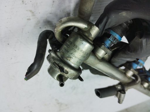 VW PASSAT B5 1.8 LISTWA WTRYSKOWA 058133681B