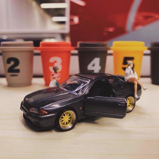 4 модели автомобиля в масштабе 1/64 с легкосплавными резиновыми колесами и E4
