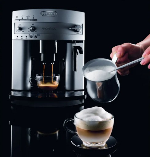 Кофемашина под давлением с насадкой для приготовления пены DeLonghi Magnifica ESAM 3200.S