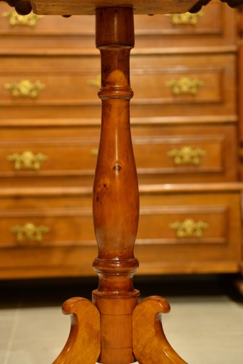 Кофейный столик BIEDERMEIER С ПЕРЕЛИВАЮЩЕЙСЯ СТОЛИЦЕЙ ок. 1830 г. Великолепно отреставрированный