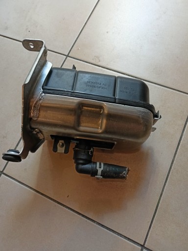 КРЕПЛЕНИЕ РАСШИРИТЕЛЬНОГО БАКА WRANGLER JL 2.0T 68280796AC 68364312AC