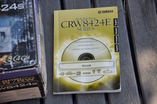 ВНЕШНИЙ РЕКОРДЕР YAMAHA CRW8424S SCSI 8/4/24 КОРОБКА В КОМПЛЕКТЕ