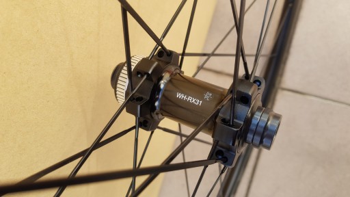 НОВОЕ переднее колесо Shimano W-RX31, жесткая ось, гравий