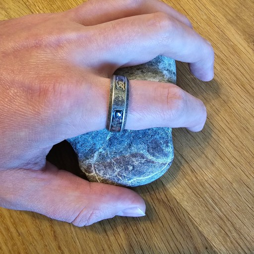 СЕРЕБРЯНОЕ СВАДЕБНОЕ КОЛЬЦО-ПЕЧАТКА ДЕРЕВО ЖИЗНИ С РУНАМИ РУНЫ R30