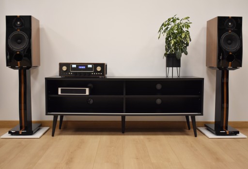 Drewniana szafka rtv RETRO szerokość 140 cm
