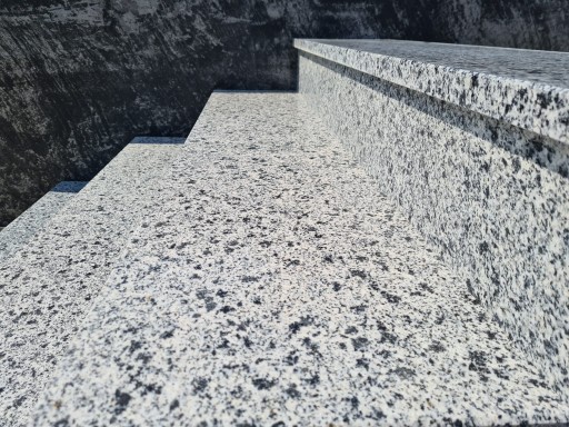 Гранитная лестница, пламенные или полированные ступени Е1 150х34х3 -1м