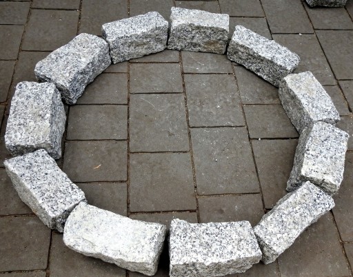 Гранитная ограда, бордюр, гранитные плитки, брусчатка 8x8x16 см, 24–25 кг