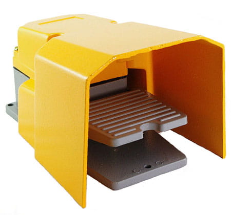 CFS-502 15A Ножной переключатель PEDAL с крышкой CNTD