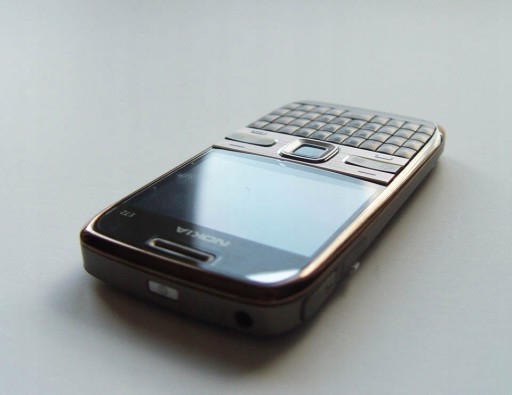 Мобильный телефон Nokia E72 128 МБ / 256 МБ 3G золотой