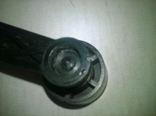 РУЧКА ОКНА БОКОВОЙ ДВЕРИ FSM FIAT 126 STD ориг.