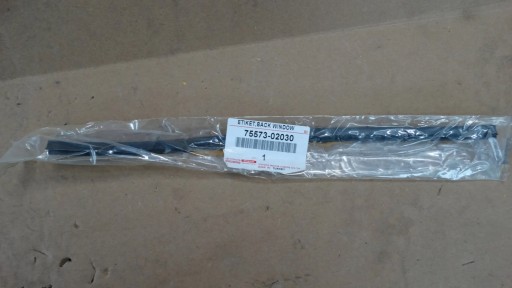 Уплотнитель заднего стекла 75573-02030 Toyota Auris