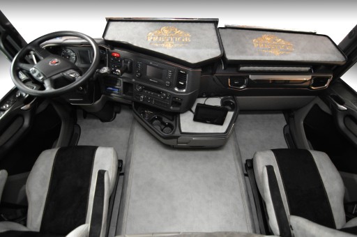 Правый полочный столик Scania S и новый R 2017 года.