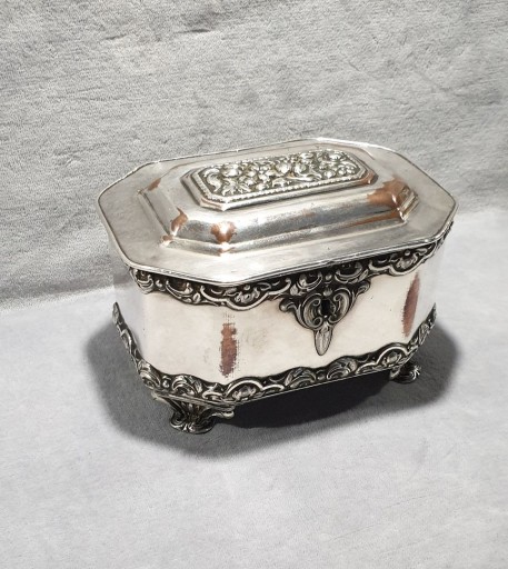 Норблинская сахарница с ключом, 19 век.