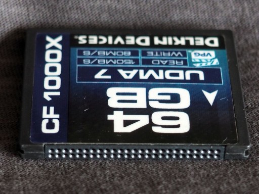 Карта памяти Delkin Devices Compact Flash емкостью 64 ГБ.