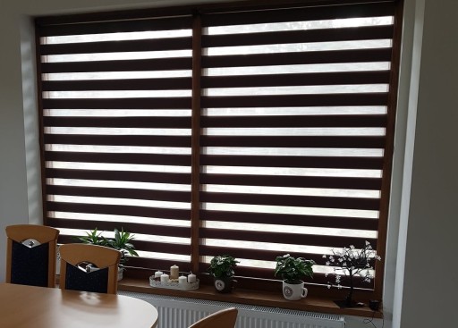 ROLETA DZIEŃ NOC NA WYMIAR Z PROWADNICAMI 81x160