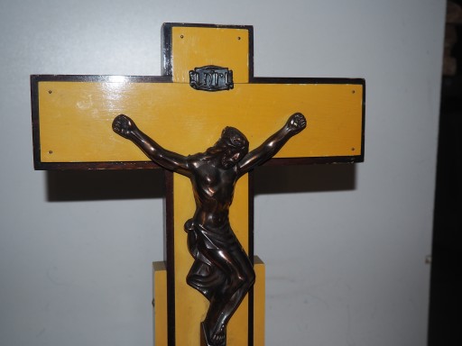 Krzyż drewniany stojący zdobiony