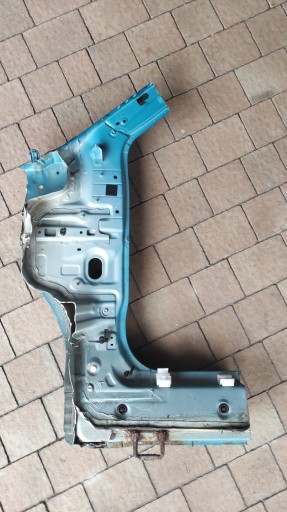 Прямо перед столбом Suzuki Vitara III.