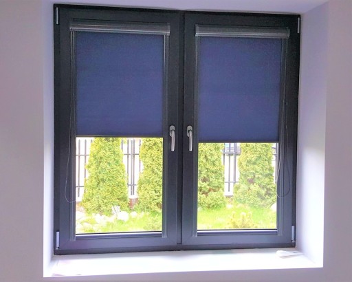ROLETA W KASECIE Z PROWADNICAMI GŁADKA 79 X 150