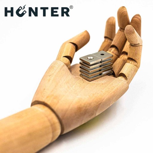 НЕОДИМОВЫЙ ПЛАСТИНОЧНЫЙ МАГНИТ С ОТВЕРСТИЯМИ ДЛЯ ВИНТОВ 18x18x3мм HUNTER 10 ШТ.