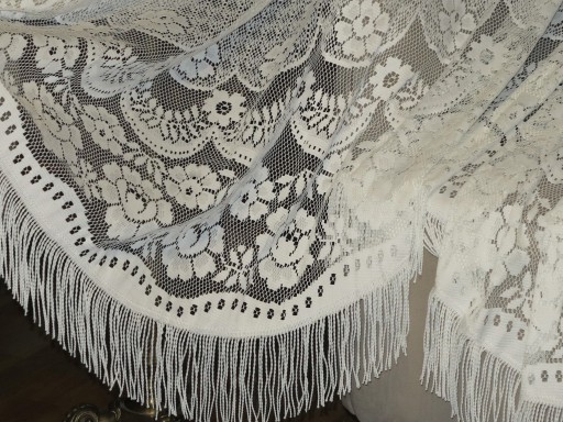 КРАСИВАЯ ШТОРА ИЗ ЖАККАДОВОГО КРУЖЕВА С ВЫРЕЗАМИ, бахрома 10 см CZ1