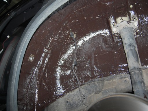 Шумоизоляция колесных арок автомобиля Noise Liquidator, масса на щетку: 1 кг.