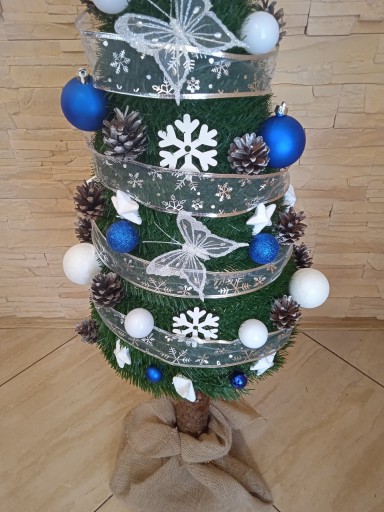 Елка на стволе, конус, 200 см, со светодиодным декором.