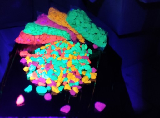 ŚWIECĄCE KAMIENIE W UV FLUORESCENCYJNE 20 sztuk KAMYCZKI OZDOBNE DO WYBORU