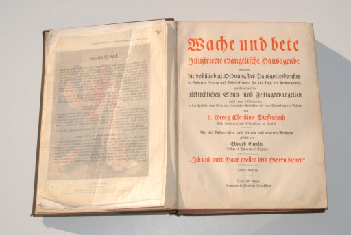 Старые часы и молитвенник, 1911 год, антиквариат.