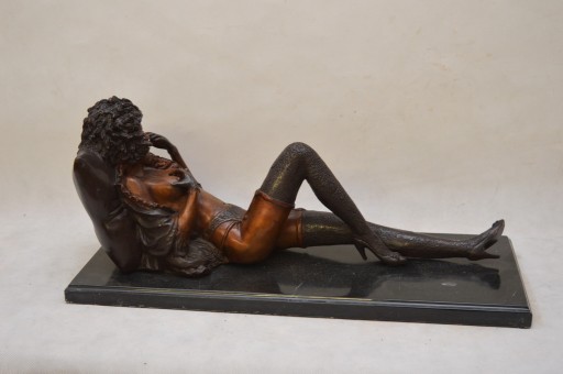 ЖЕНЩИНА на подушке в бронзовом нюдовом костюме GORSECE CUSHING