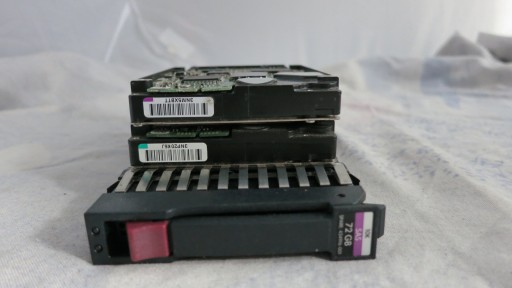 3 жестких диска HP 72 ГБ 2,5 дюйма SAS + корзина