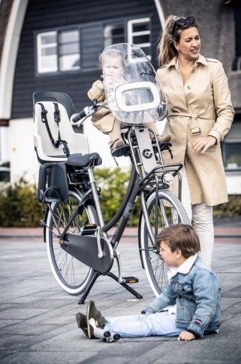 ВЕЛОСИПЕДНОЕ СИДЕНЬЕ BOBIKE GO, УСТАНОВЛЕННОЕ НА СТОЙКЕ, ЦВЕТ ВАНИЛЬ