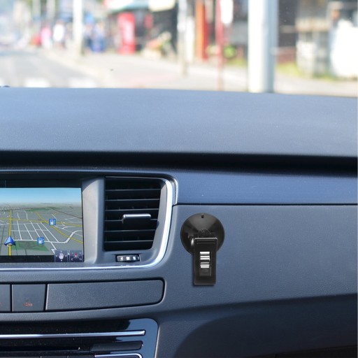 АВТОМОБИЛЬНЫЙ ЗАЖИМ С АВТОМОБИЛЬНЫМ ЗАЖИМОМ НА ПРИСОСКЕ, УСТАНОВЛЕННЫМ В АВТОМОБИЛЬ